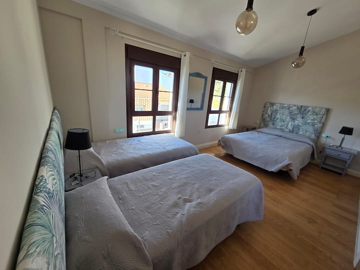 1 posteľ so šírkou 150 cm a 2 postele so šírkou 90 cm