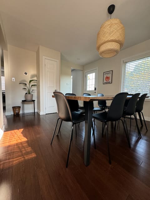 Riverdale R&R |Smart TVs| A/C |Laundry|BBQ |6 Beds