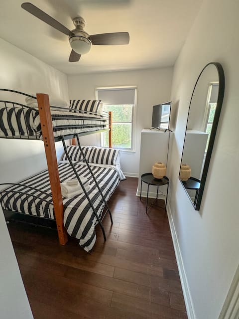 Riverdale R&R |Smart TVs| A/C |Laundry|BBQ |6 Beds