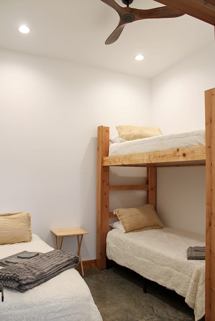 Всяка спалня разполага с чисто нови хибридни матраци Twin XL със средна твърдост. Осигуряваме по 2 възглавници на легло с допълнителни възглавници и одеяла в килера за спално бельо.