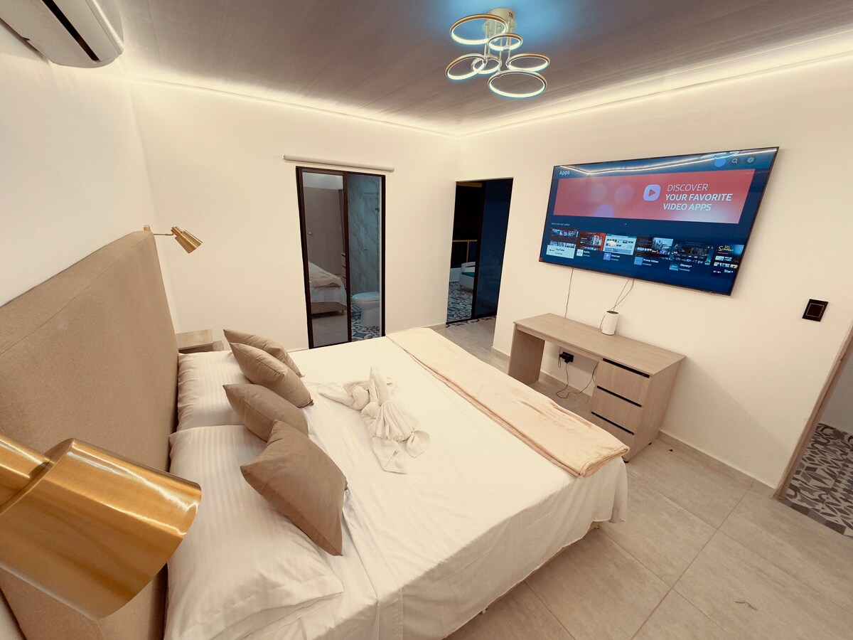 غرف واسعة مع مكيف وتلفزيون. مع إمكانية الوصول إلى الحمام الكامل الذي يحتوي على حوض استحمام، هناك أيضًا شرفة تطل على حمام السباحة.