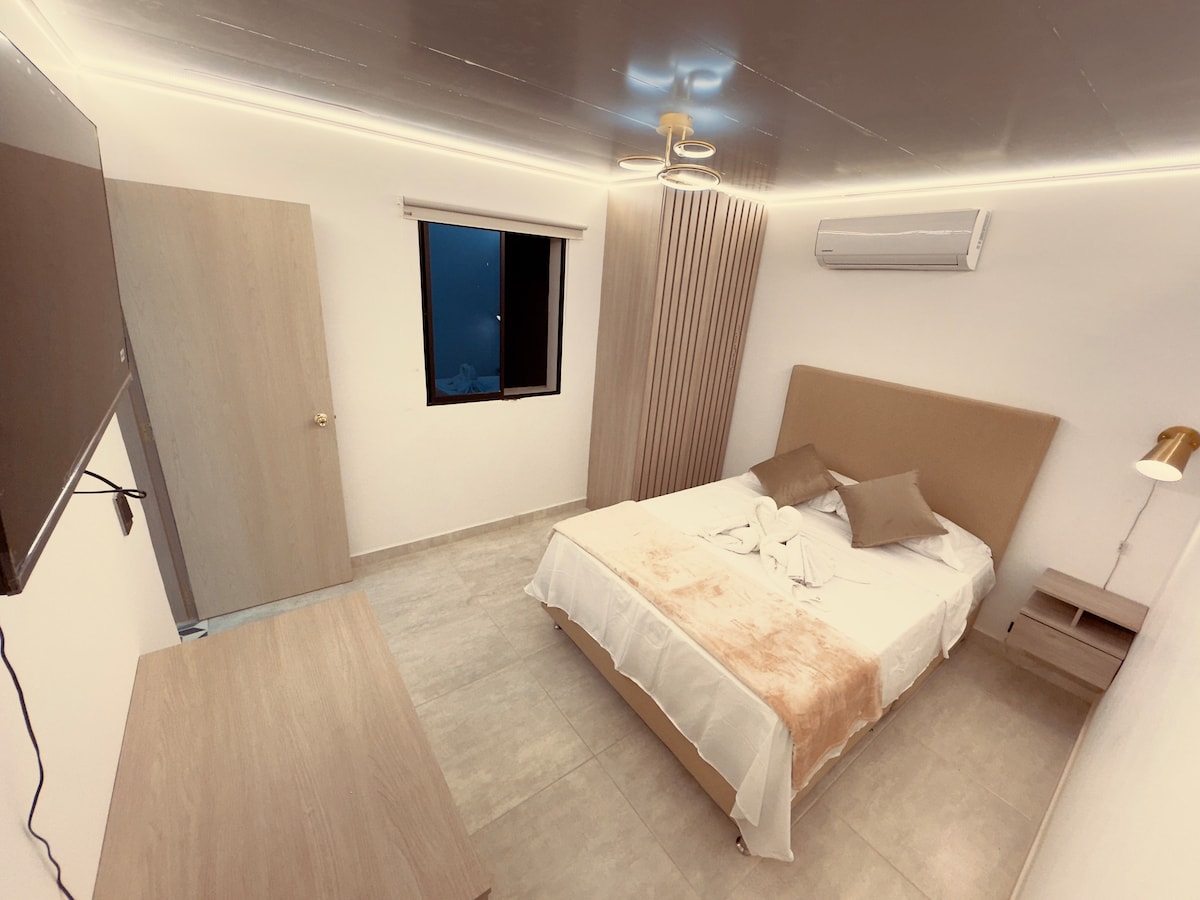 غرفة مذهلة، مع مساحة ممتعة، كما تحتوي على مكيف هواء وتلفزيون.