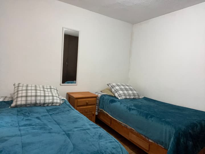 Spavaća soba ima dva vrlo udobna kreveta za jednu osobu s ormarom i izlazom na vanjski dom, ima rolete, isto kao što vas molim da prošetate do izlaza, u slučaju da morate otići i da nisu oštećene.