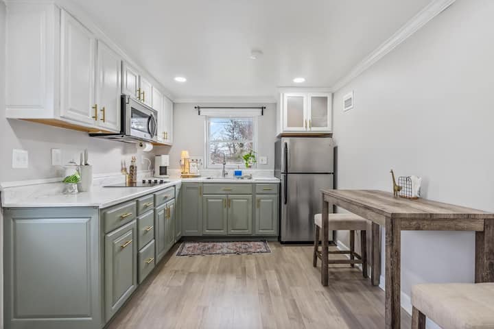 Private Basement W/ Kitchen, & Patio. - Woodbridge, VA