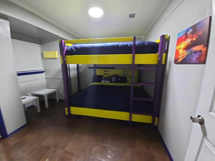 Използваме ултра дебели хибридни матраци в дома си, които имат вътрешни джобни пружини и слой от мемори пяна, за да ви осигурим гарантиран красив нощен сън. Всяка спалня има телевизор с висока разделителна способност, както и място за съхранение на дрехи и плюшени възглавници и спално бельо