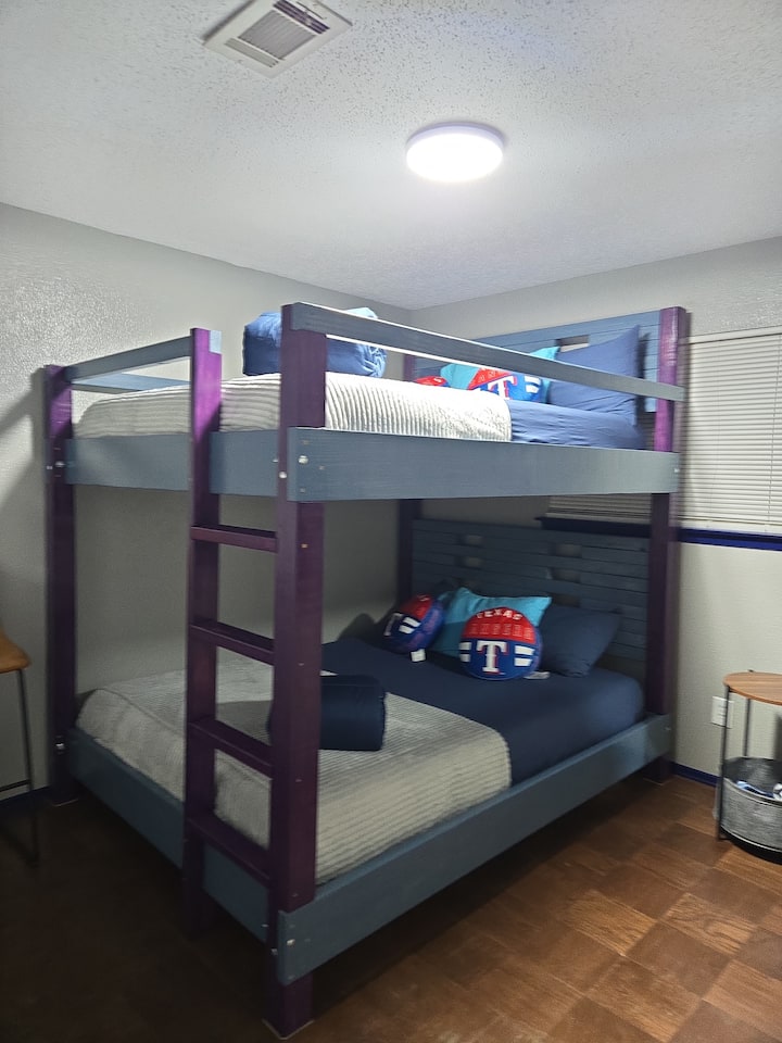 Използваме ултра дебели хибридни матраци в дома си, които имат вътрешни джобни пружини и слой от мемори пяна, за да ви осигурим гарантиран красив нощен сън. Всяка спалня има телевизор с висока разделителна способност, както и място за съхранение на дрехи и плюшени възглавници и спално бельо