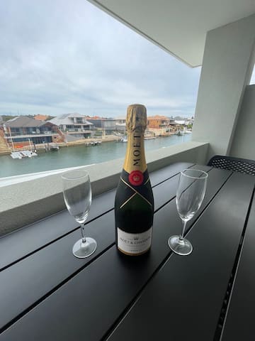 Sugar Sunsets (on the canal) gallery image 4