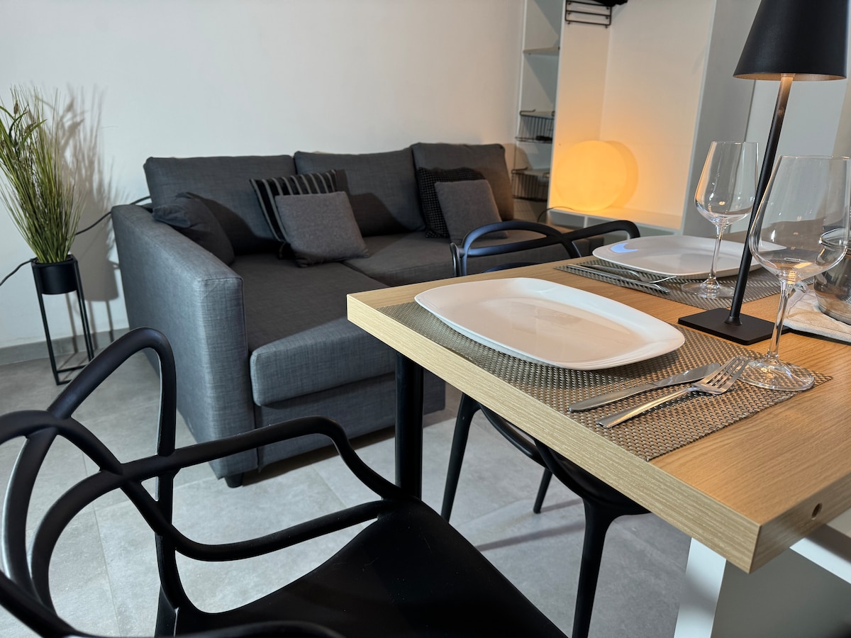 Na raspolaganju je velika polica (2 m x 60 cm) idealna za učenje, rad ili konzumaciju hrane. Uživajte i u udobnom namještaju i malom dnevnom boravku s televizorom za ugodno druženje.