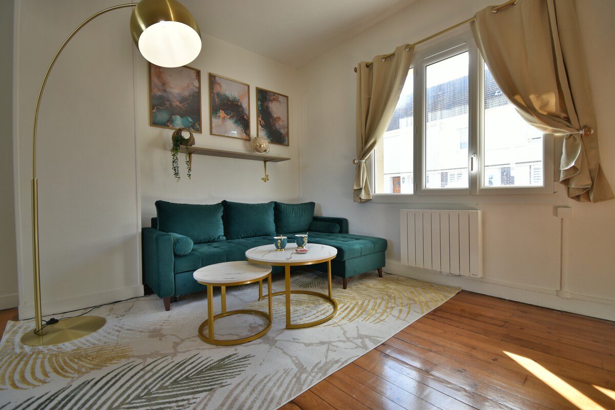 غرفة معيشة هادئة ومريحة حيث ستتمكن من الاستمتاع بشاي ساخن جيد أمام سلسلة نيتفليكس الخاصة بك.
الديكور أنيق للغاية وصولاً إلى أصغر التفاصيل، أنا متأكد من أنك ستشعر بالرضا في شقتي بالقرب من المركز.