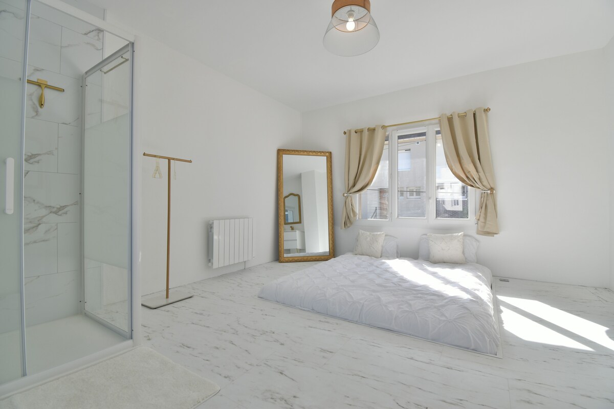 غرفة نوم رئيسية مشرقة 