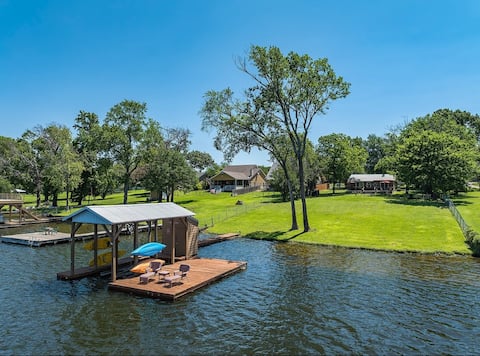 Charming Lake Athens Waterfront Cottage