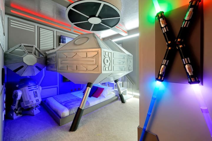 Hyr në një galaktikë shumë, shumë larg në këtë dhomë gjumi epike me tematikë të Star Wars, me shpata drite vezulluese, krevate dyshe me anije kozmike dhe ndriçim kozmik gjithëpërfshirës për një aventurë të paharrueshme.