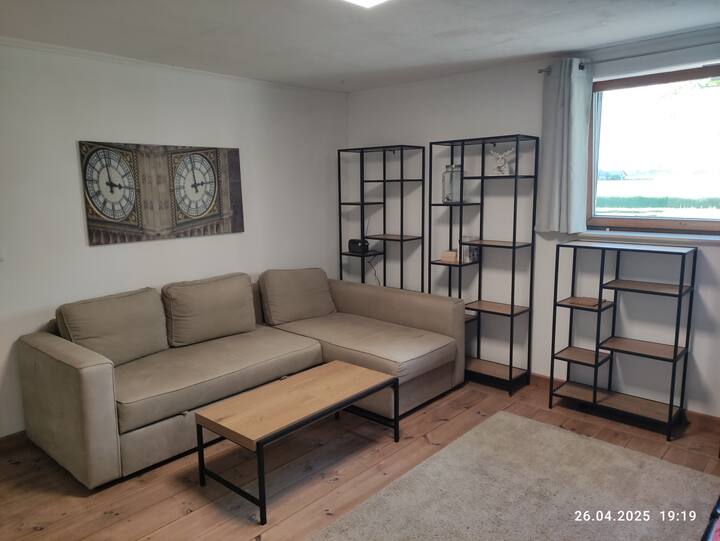 Sofa na razvlačenje s policama i stolićem