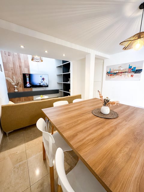 Spectacular house with jacuzzi, 3 bedroom suite, 4 bathrooms