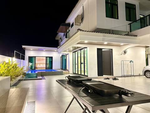 14-18Pax Swimming Pool Homestay