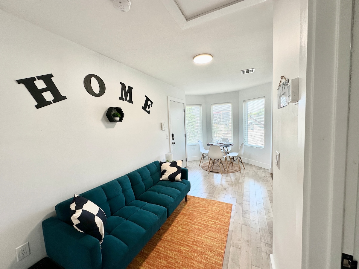 Obývací priestor s rozkladacou pohovkou (gauč sa dá sklopiť na posteľ)