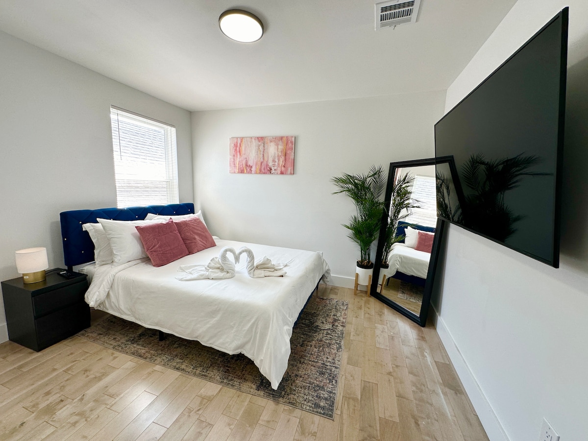 Veľká spálňa s televízorom s uhlopriečkou 65 palcov! Ideálne miesto na útulnú filmovú noc 