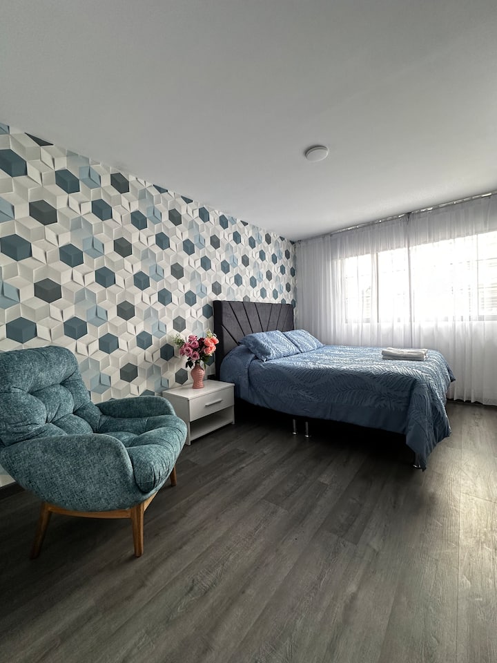 Bračni krevet (160x200), noćni ormarić, udobna i elegantna fotelja, TV od 55 ", ormar, 