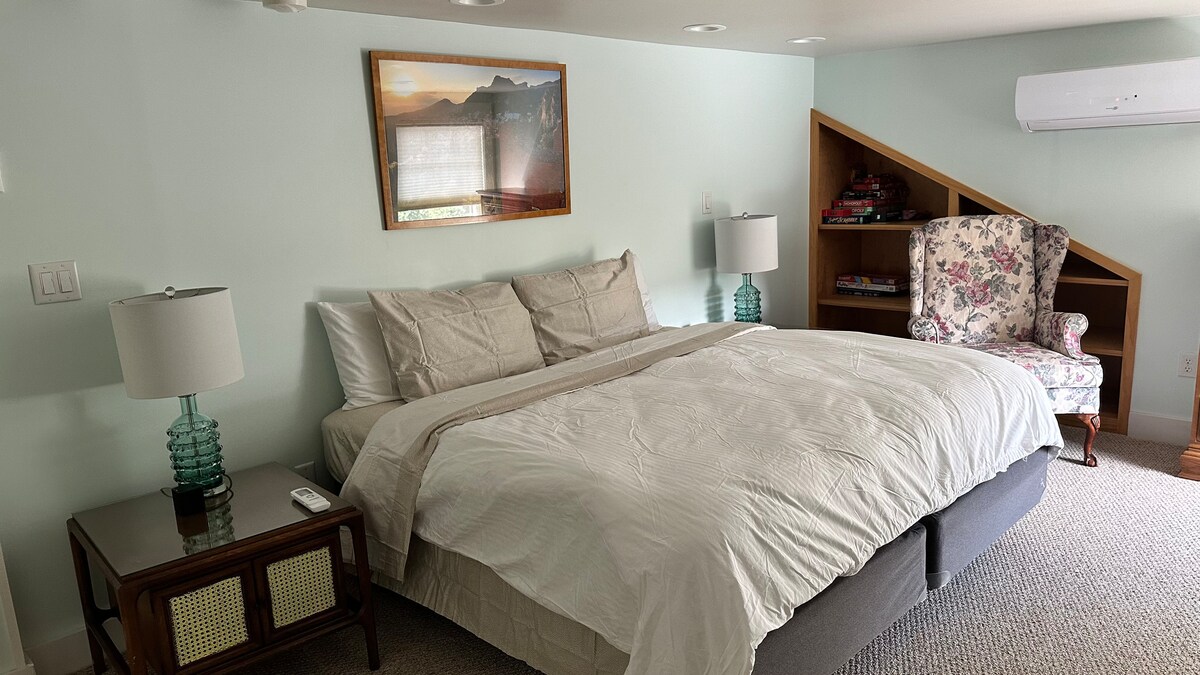 La cama tamaño king se puede convertir en dos camas individuales.