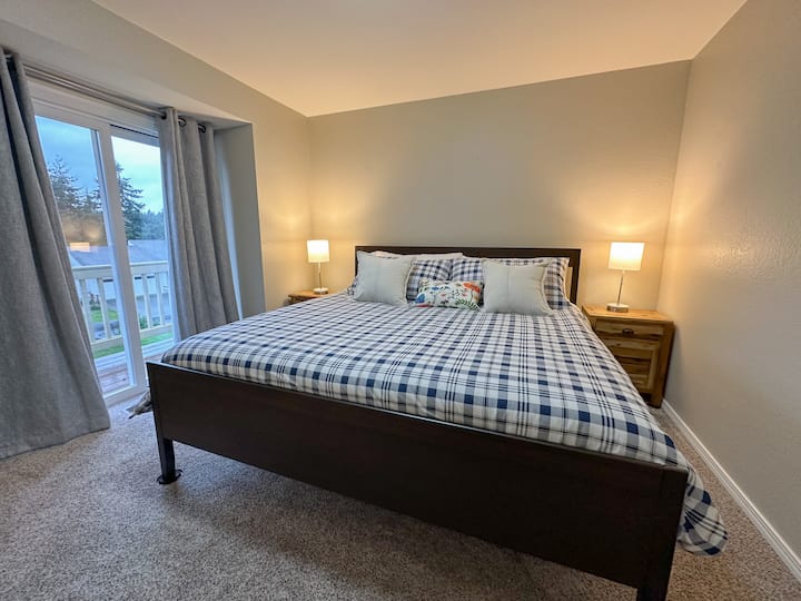 卧室位于上层，配备加大双人床和衣柜。 可使用与3号卧室共用的阳台。