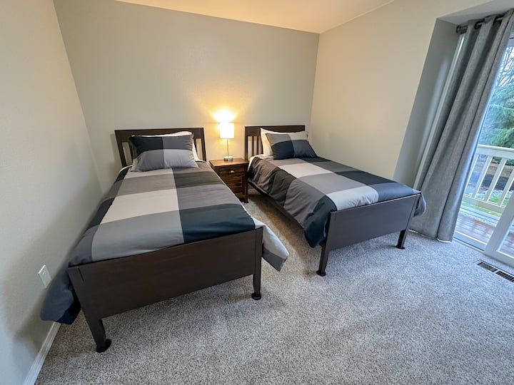 卧室位于上层，设有2张双人床。 可使用与2号卧室共用的阳台。