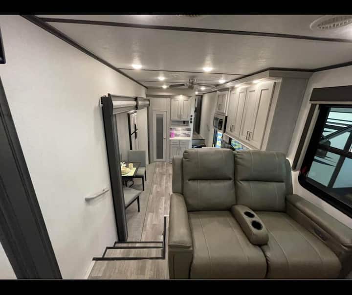Upscale Camper Rv 5th Wheel Luxury Outdoor Living - Little Rock, AR