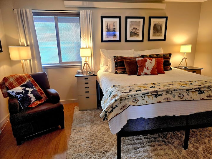 Голяма спалня с двойно легло. Невероятен матрак Casper и вградена електроцентрала с редовни контакти, USB и USB-C контакти.  Голям Roku телевизор. Дрешник с работно пространство/тоалетка и кът за бебето. 