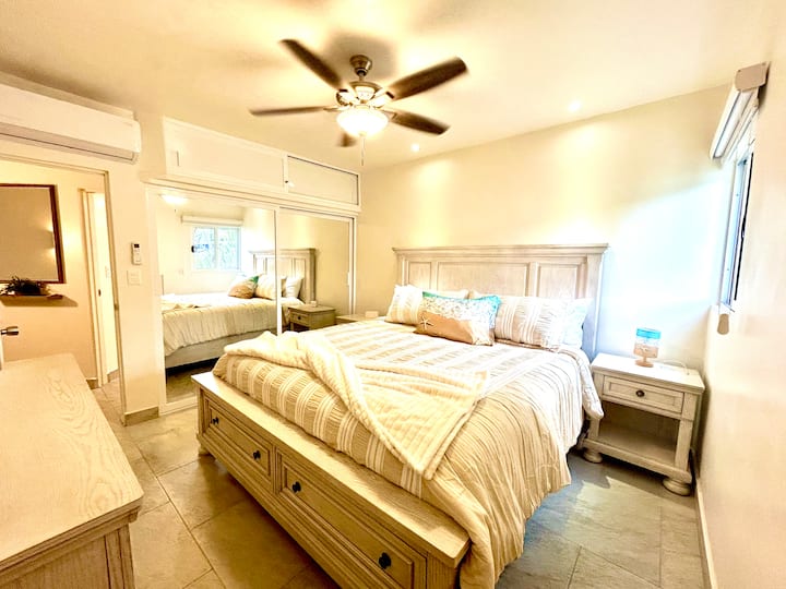 Siempre hemos buscado una cama tamaño king cuando viajamos.  Por lo tanto, se trata de una nueva cama tamaño king de Sealy Posturepedic. Sorprendentemente cómodo y la mejor ropa de cama.  