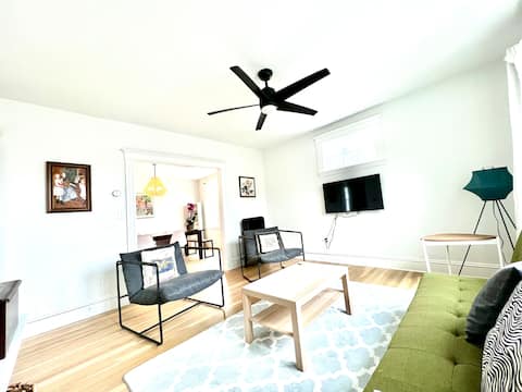 Top performing Airbnb: New modern cozy 3BR condo: free parking&near train in Roslindale