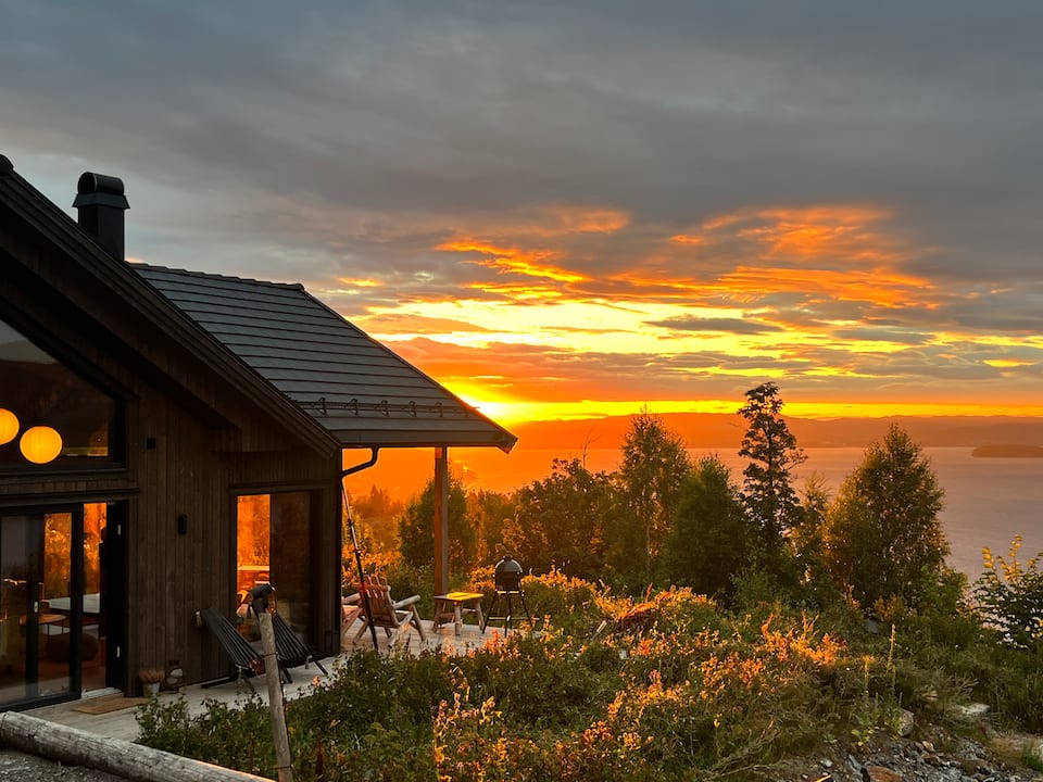 A design lodge above a Norwegian fjord, Vikersund, Buskerud, Norway, photo 9 of 10