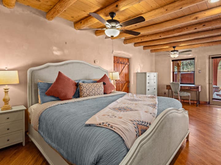 Dhomë gjumi kryesore e mbushur me dritë të madhe me dyshek të ri për pushim të bukurisë king, vigas, Smart TV plus kabllo, tavolinë pune, stol, 2 sirtarë, dollap (mjaft i madh për një pako dhe lojë), banjë brenda në suitë me banjë të dyfishtë dhe dush (shënim, pa vaskë). 