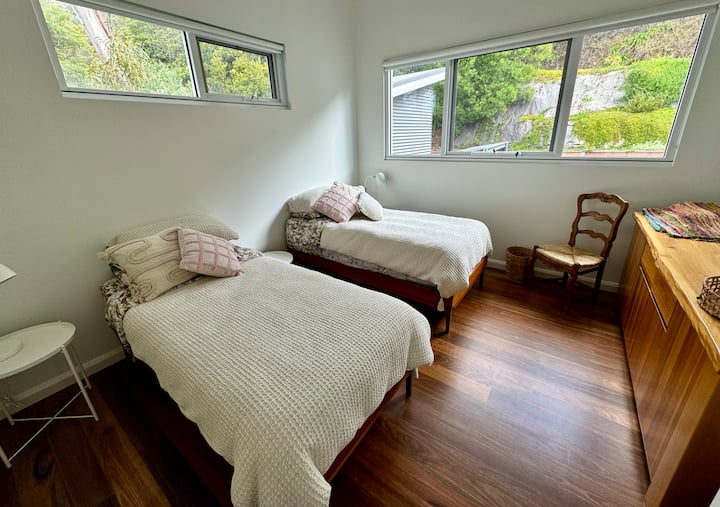 Táto spálňa sa nachádza na hornom poschodí (na rovnakej úrovni ako parkovacie miesta) a je vhodná pre staršie deti alebo mladých dospelých.
V prípade potreby má kúrenie a chladenie. 