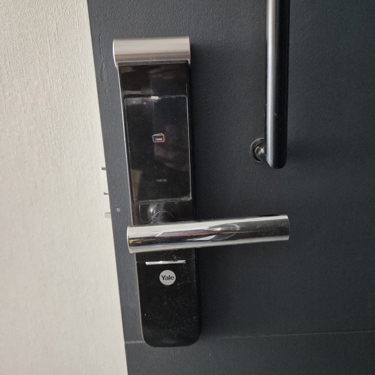 Апартамент с цифрова ключалка Yale за самостоятелно настаняване и освобождаване с помощта на кодове за достъп. 