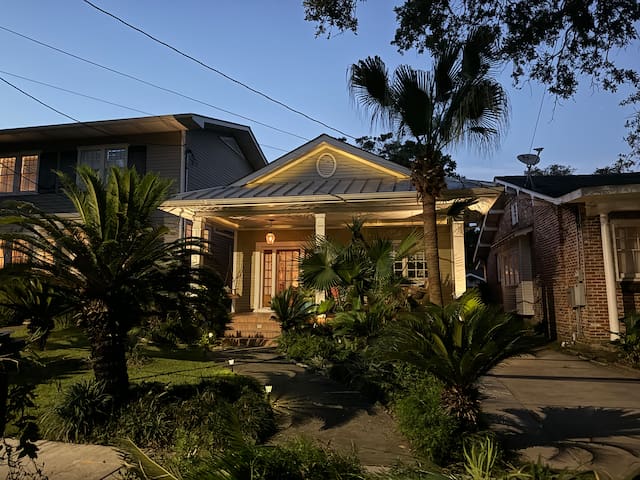 Monthly adorable & safe Tropical Uptown Cottage gallery image 2