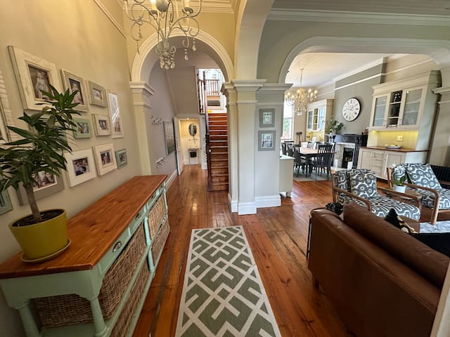 Dec/Jan: Tamboerskloof Family Home gallery image 3