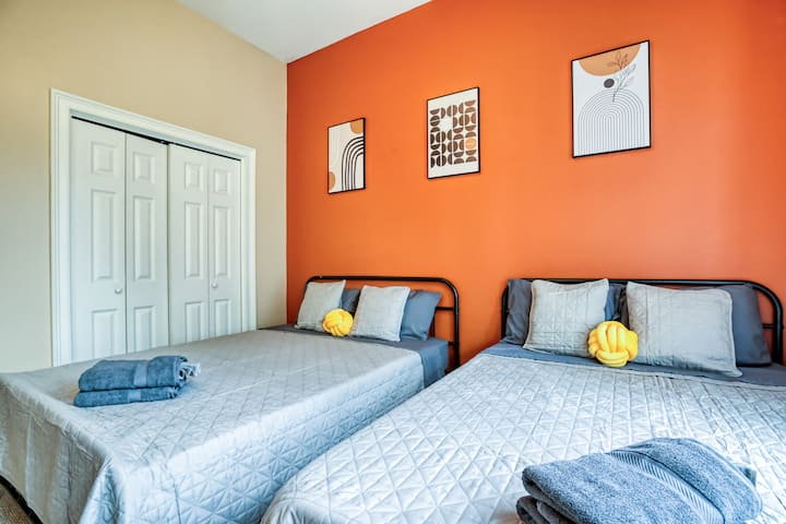 חדר שינה מרווח עם 2 מיטות קווין סייז, המיועד לנוחות אולטימטיבית לארבעה. יש כריות ושמיכה נוספות. 