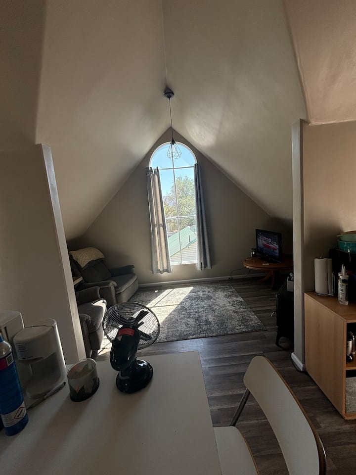 私たちの居心地の良い義理の母のスイートは、プライバシーを求めるティーンエイジャーやカップルに最適です！ 専用の入り口、専用バスルーム、エアコン、テレビ付きの小さなリビングルーム、ベッドがあり、リラックスした夜を楽しむのに最適な場所です。 自分だけのミニリトリート！