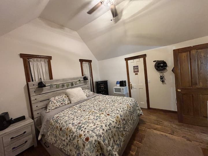 主寝室：
軽く装飾され、穏やかなマスターベッドルームには、豪華なキングサイズのベッドが備わっており、楽しい1日の後にストレッチしたり、充電したりするのに最適です。素敵な夢が待っています！