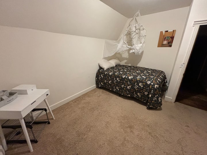 2階のマスターの隣にある魅力的な2つ目の寝室に快適なクイーンベッドを追加しました。 素敵なベッドカバー、柔らかい照明、小さな机、風変わりな吊りキャノピーがあり、追加ゲストがリラックスして楽しむのに最適なシンプルで魅力的なお部屋です！