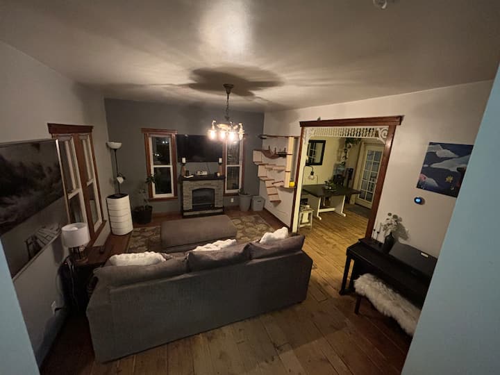 ペットと泊まれるリビングルームは、リラックスするのに最適です！ ペットと一緒にソファでくつろいだり、猫が壁を歩いたりすることができます。 ピアノを弾いたり、音楽を受け入れたりしましょう。 すべての家具でペット同伴を歓迎しています。動物と芸術が大好きです！