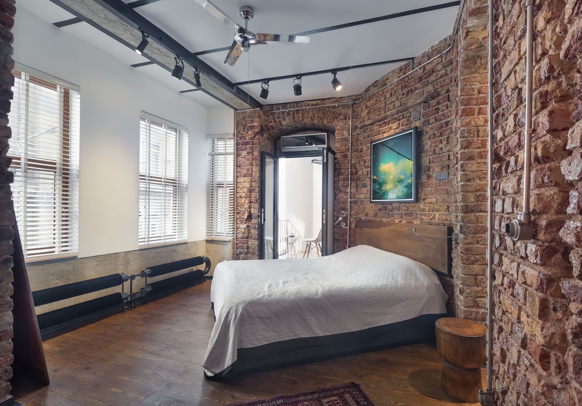 El dormitorio principal es espacioso, está decorado con arte y tiene un pequeño balcón. Hay ventilador de techo y aire acondicionado. También tiene un pequeño espacio de trabajo, armario abierto y cajones.  