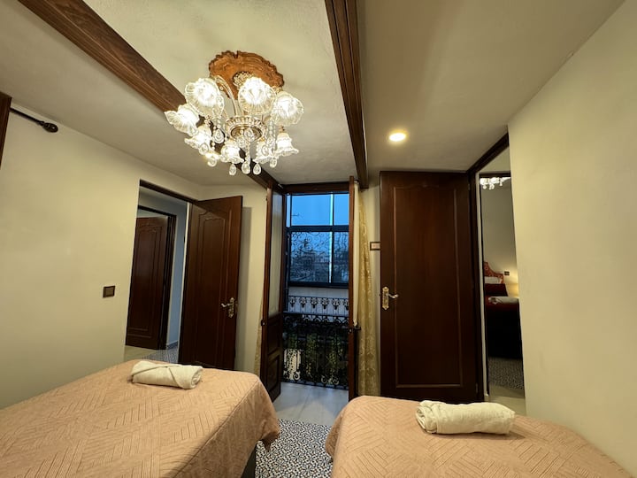 Recámara amplia y luminosa con dos camas individuales, ideal para amigos o familiares que viajan juntos. La decoración combina toques modernos con un estilo clásico que aporta calidez y comodidad.