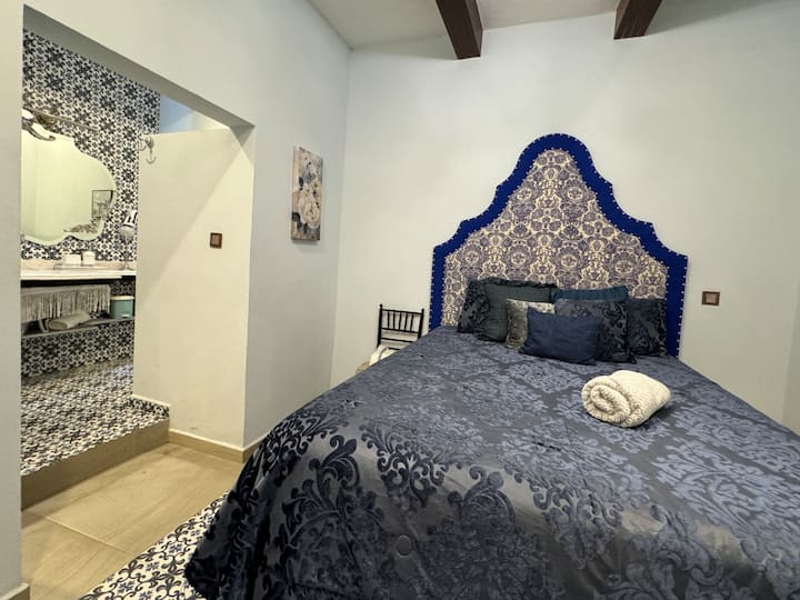 La habitación cuenta con baño privado, iluminación cálida y ropa de cama confortable. Todo pensado para brindar comodidad y privacidad durante tu estancia.