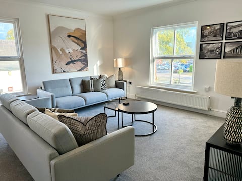 Top Airbnb: 3 bed flat in Holmes Chapel (Harry Styles village) in Cheshire East