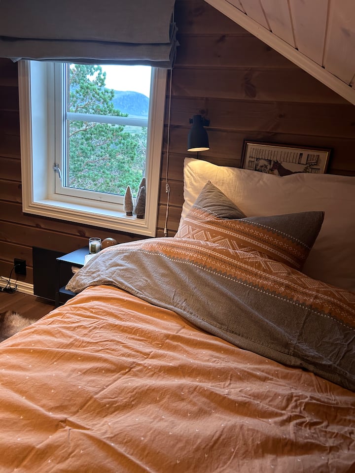 El dormitorio 4 tiene una cama individual (90x200) y una cama doble (120x200).