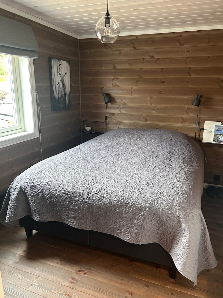 Este dormitorio consta de una cama doble (150x200) con un edredón doble. Los edredones individuales están disponibles si lo deseas. 