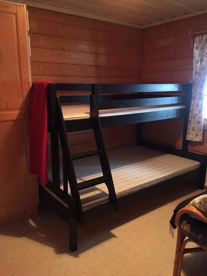 Poschodová posteľ 90 cm na poschodí a 140 cm na prízemí