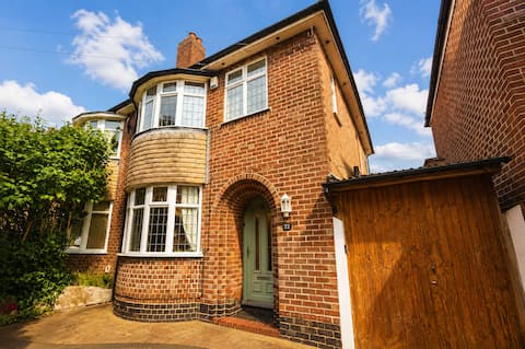 Huge 4 Bed Family Home in Derbyshire with Parking