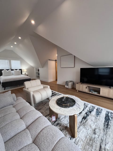Top Airbnb: New! “Modernistic Retreat” in Cleveland Heights