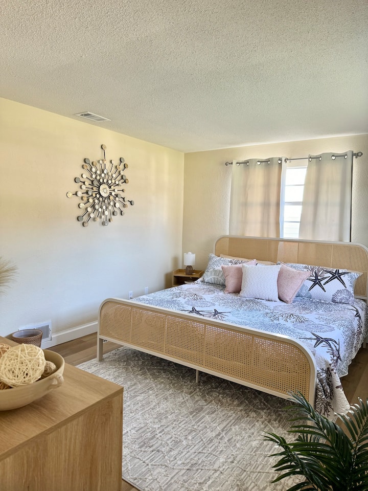 Manželská posteľ s pohodlným matracom a vankúšmi